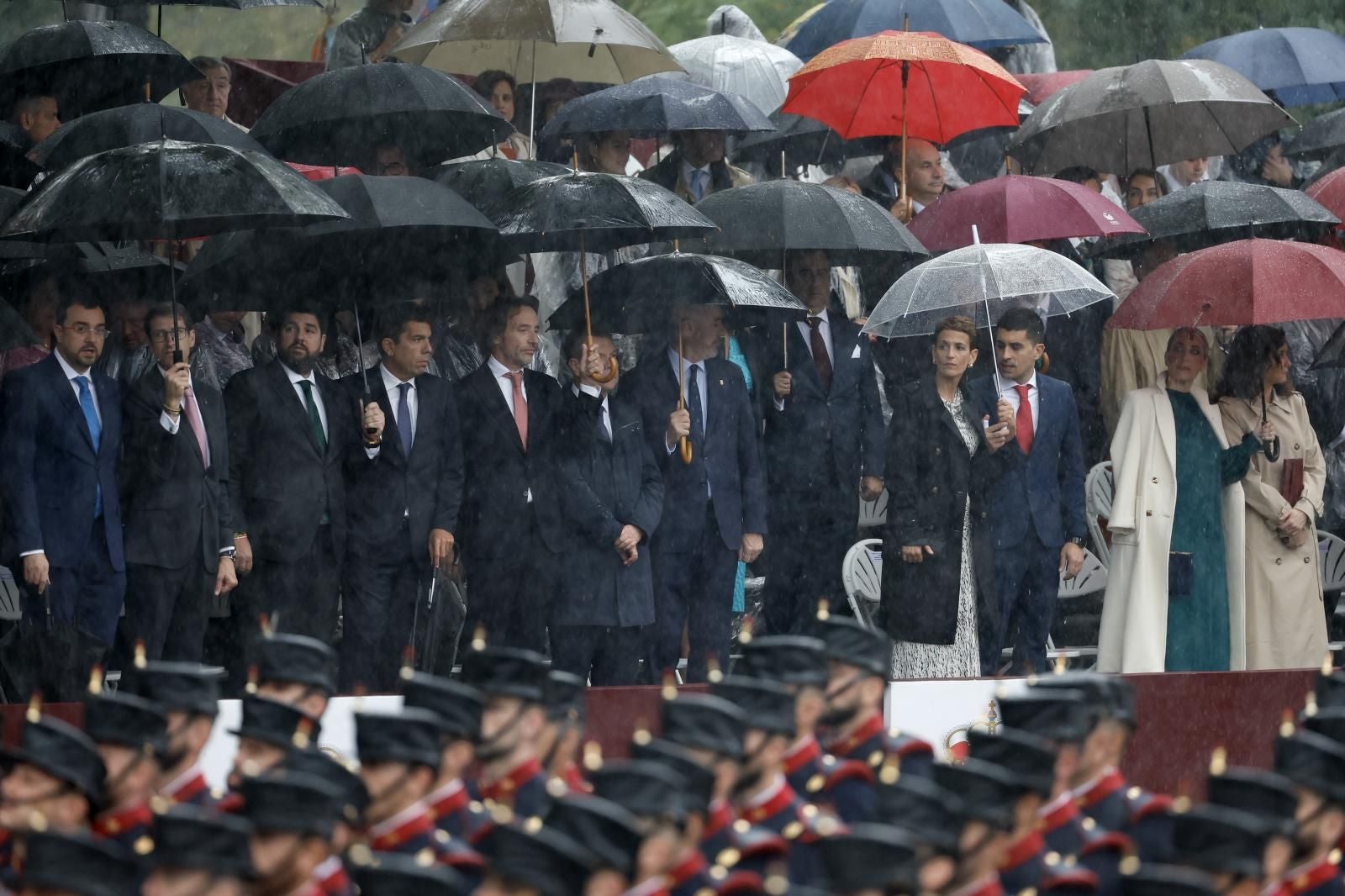 La lluvia, que ha dificultado en algunos momentos el normal transcurso del desfile, ha sido la gran protagonista de la mañana