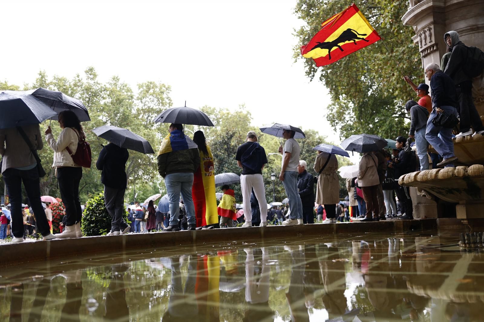 La abundante lluvia ha marcado el desfile y ha obligado a cancelar la exhibición aérea, el salto de la de la Patrulla Acrobática y la pasada de la Patrulla Águila