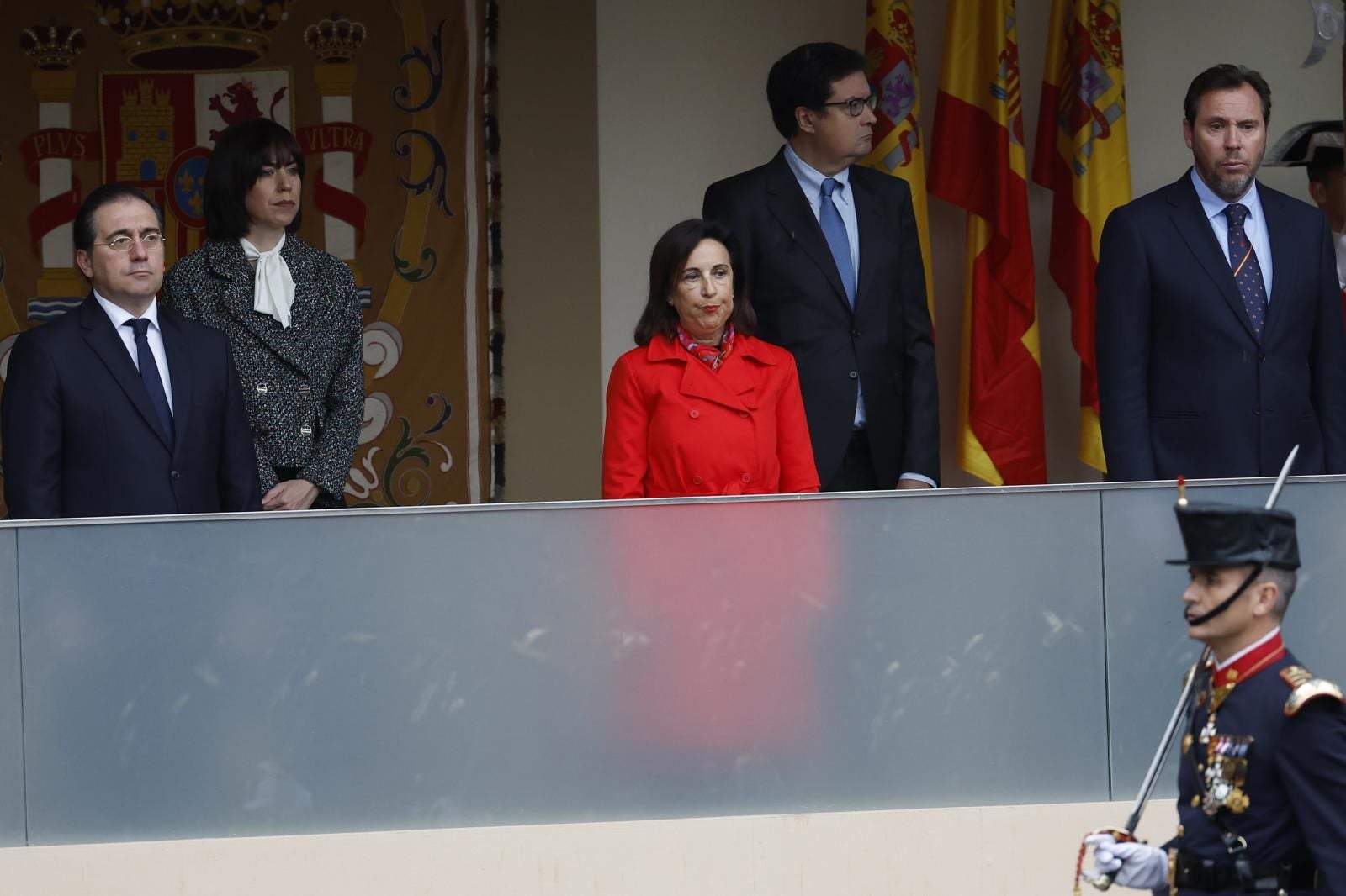 La ministra de Defensa, Margarita Robles, junto a otros compañeros del Ejecutivo, desde la tribuna presidencial