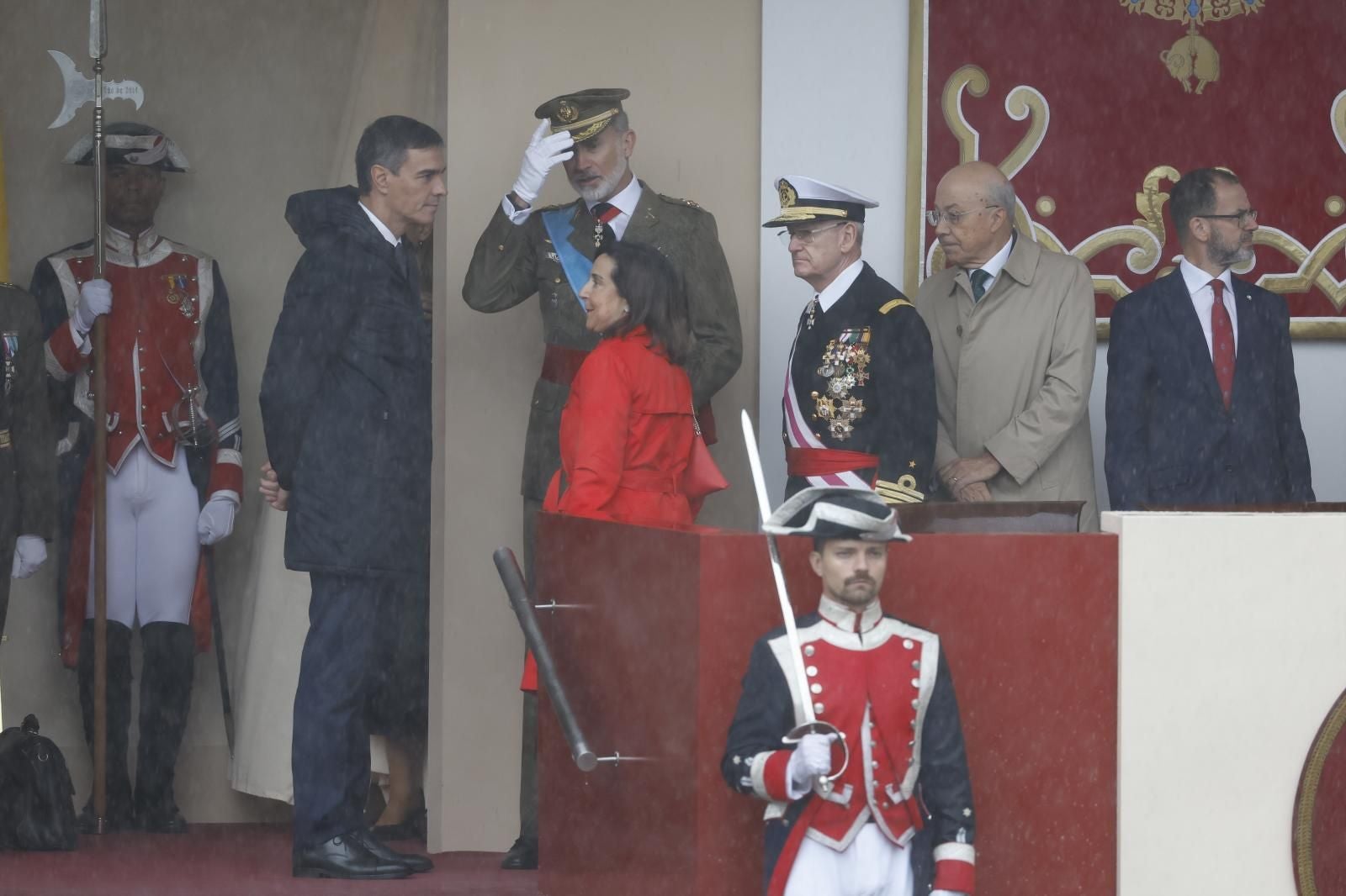 La tormenta ha provocado que en un momento del desfile las autoridades máximas se hayan tenido que resguardar y hablar de la situación