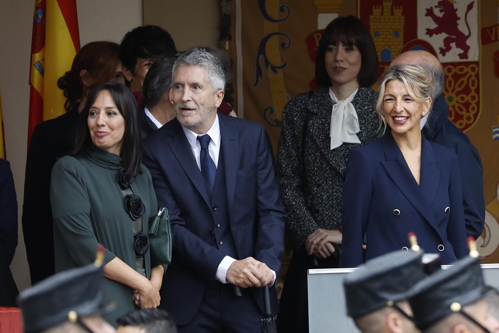 Miembros del Ejecutivo, entre ellos Yolanda Díaz y Fernando Grande-Marlaska, esperando la llegada de los Reyes y el inicio del desfile militar