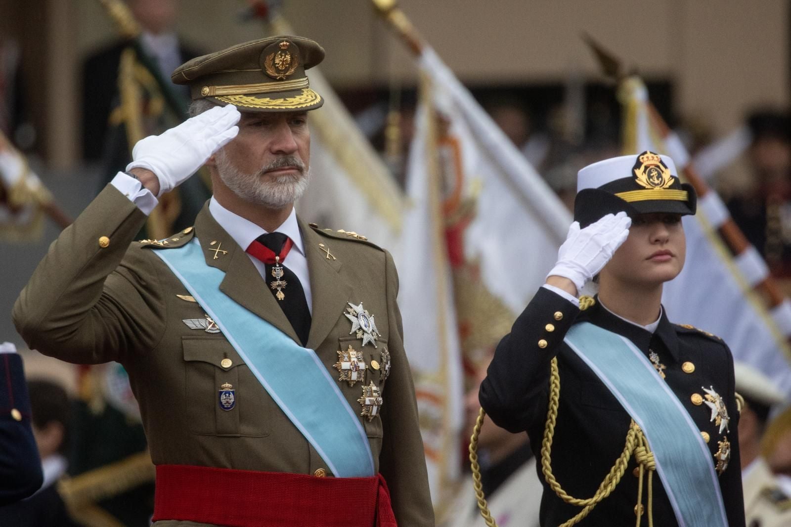 Don Felipe y Leonor, saludando a miembros de las Fuerzas Armadas