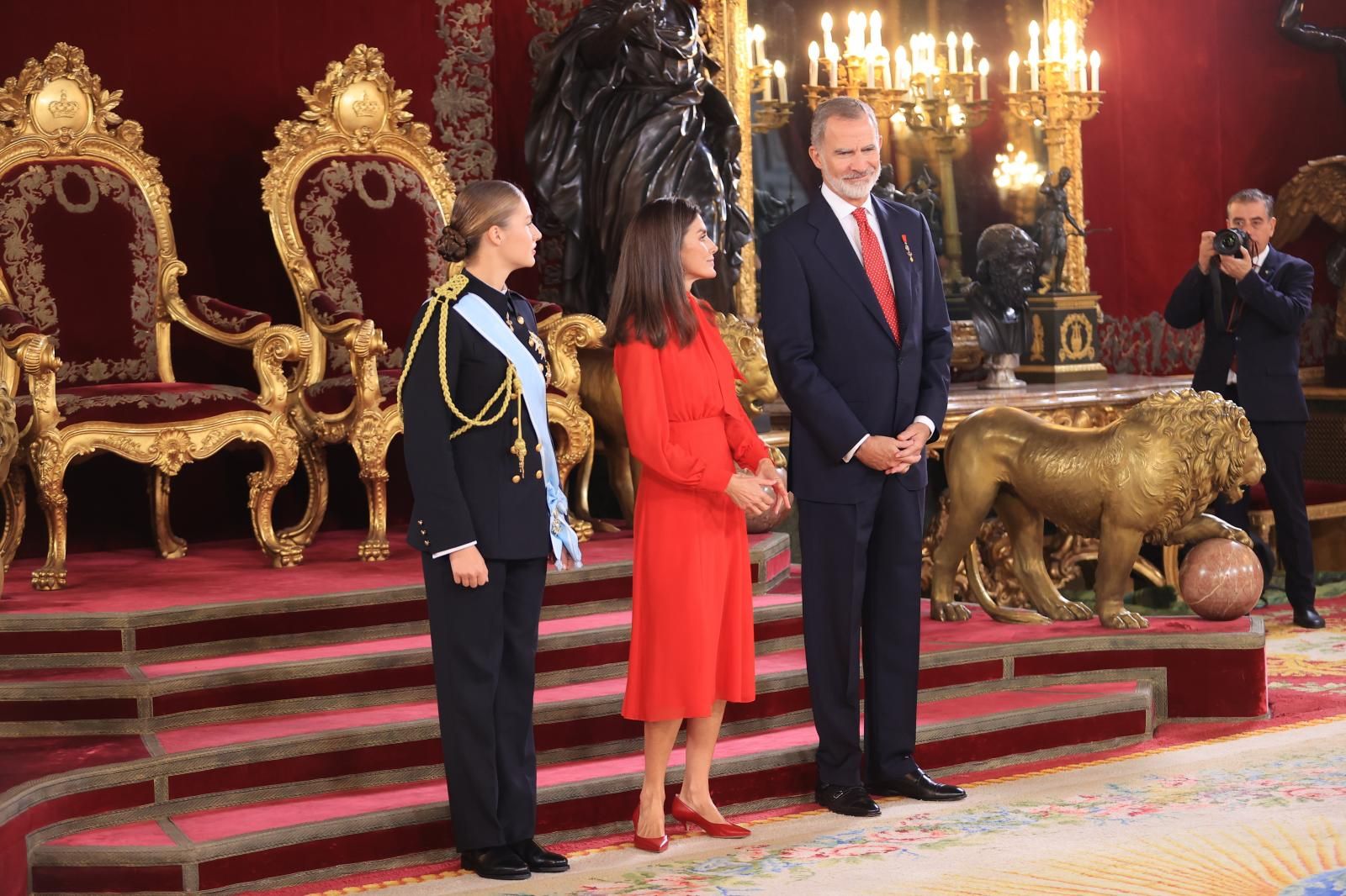 Un momento de la espera de los invitados de los Reyes y la Princesa, este mediodía en el Palacio Real