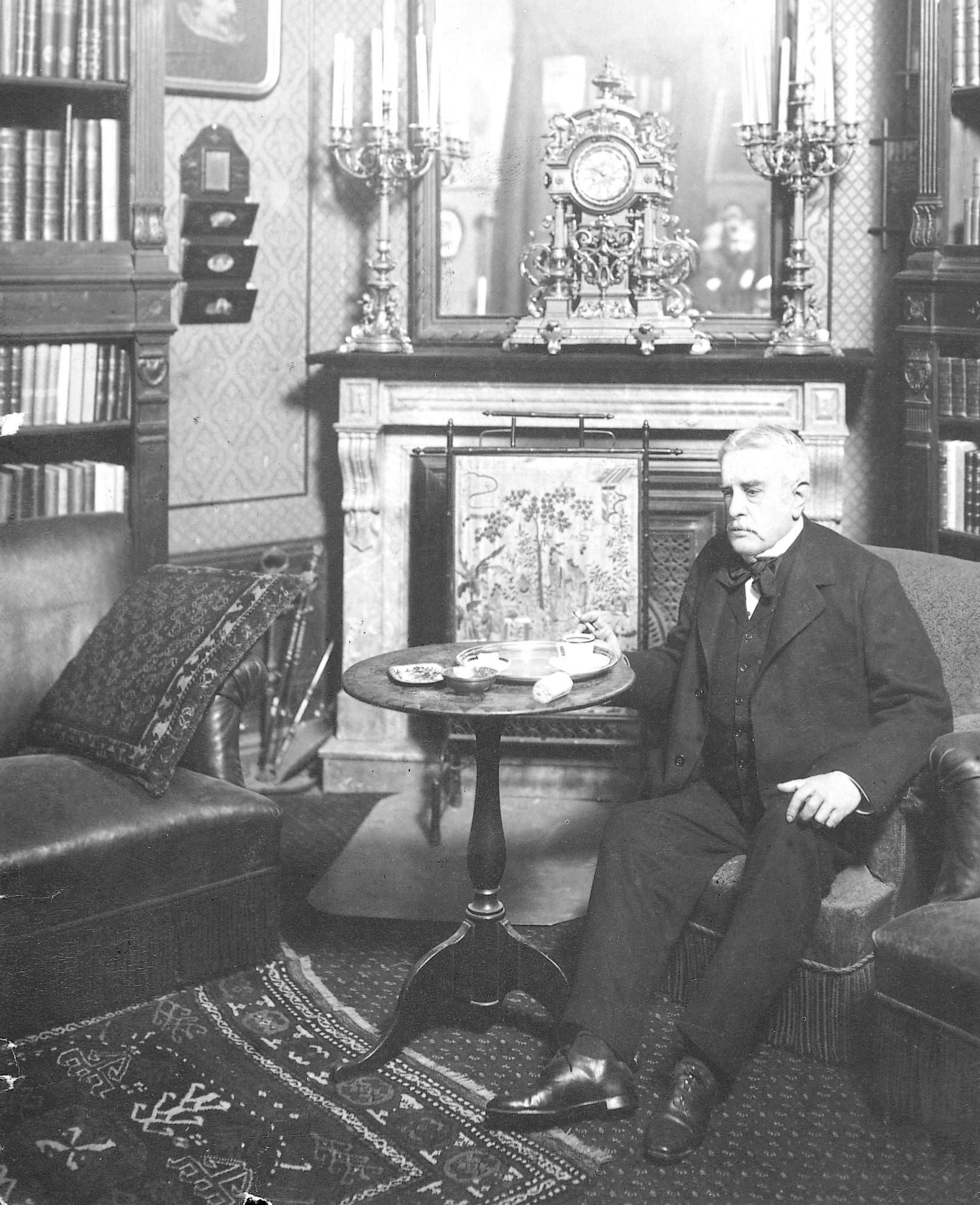 Retrato de un sexagenario Valera en su despacho en Madrid.