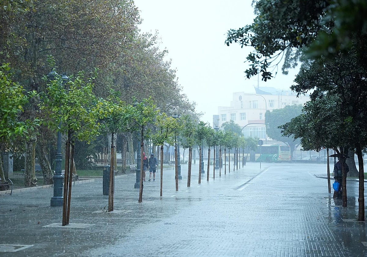 Imagen de una calle vacía bajo la lluvia en Cádiz