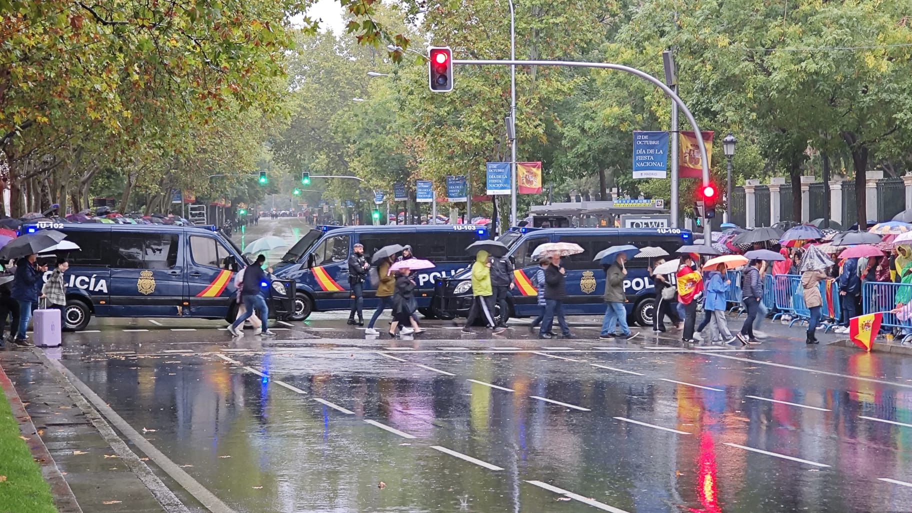 La lluvia ha aparecido en Madrid una hora antes del inicio previsto del desfile, cuando ya muchos estaban en la zona a la espera de ver las Fuerzas Armadas