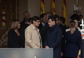 Juanma Moreno aprovecha el desfile del 12 de octubre en Madrid para expresarle a Salvador Illa el rechazo de Andalucía al cupo catalán