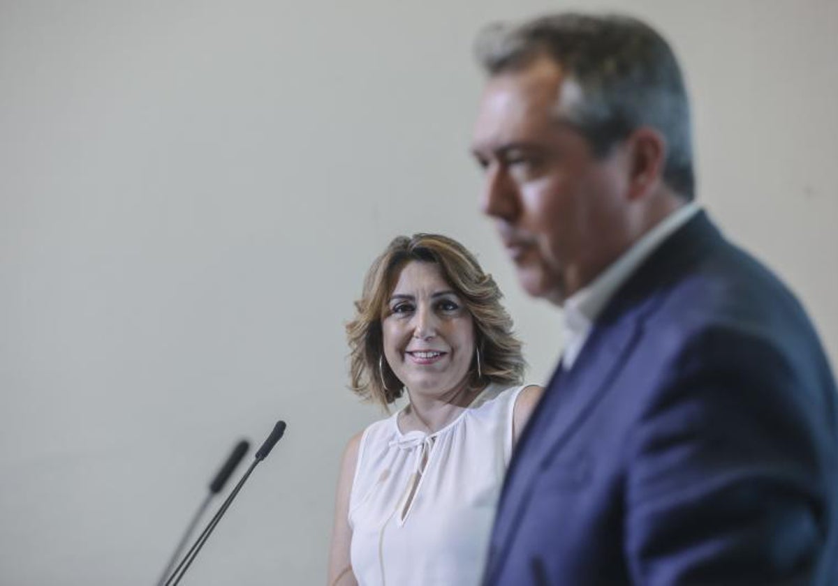 Susana Díaz y Juan Espadas, en una rueda de prensa en junio de 2021 en la sede del PSOE andaluz