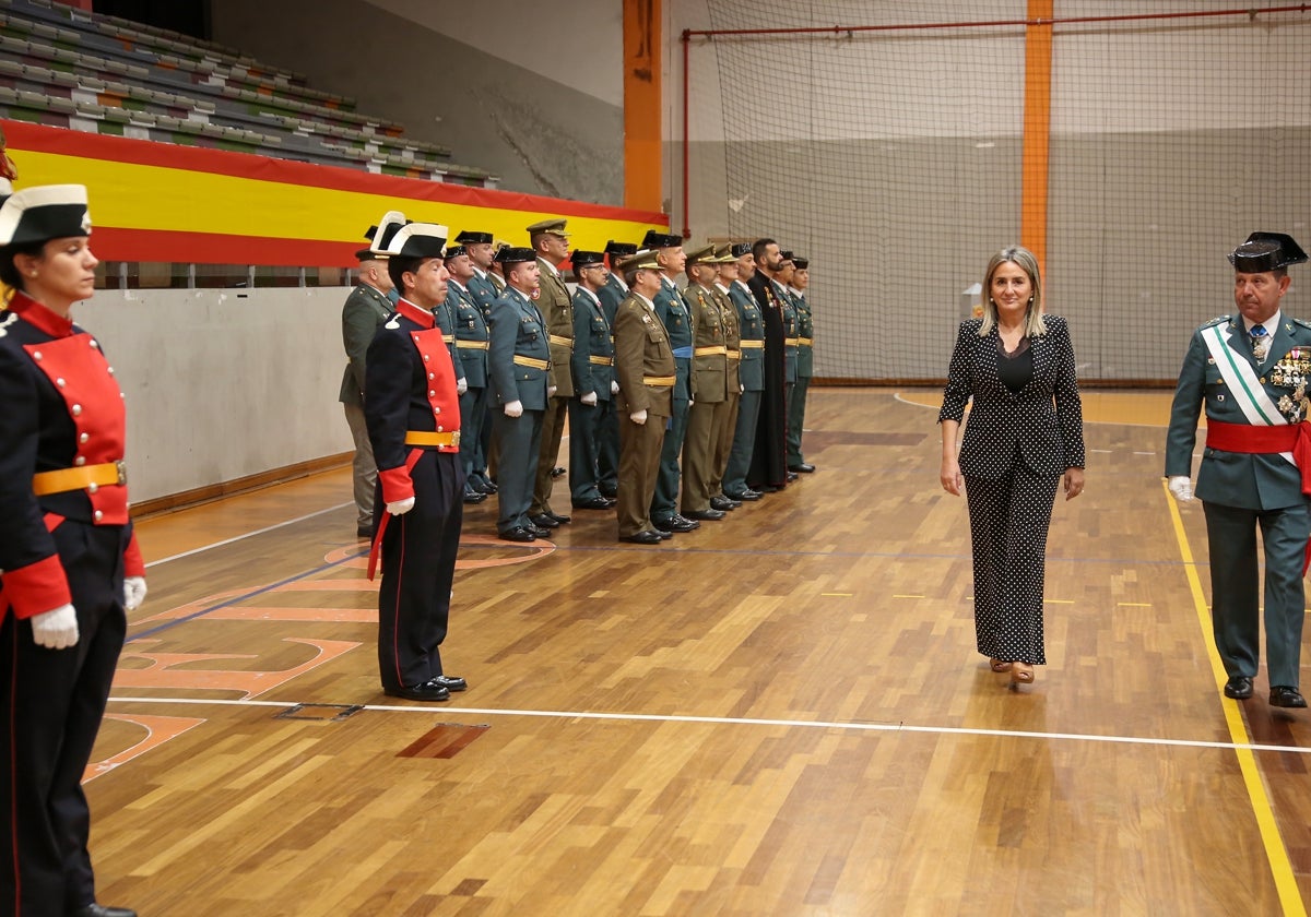 Tolón, junto al general Cortés, pasan revista en el estadio del Salto del Caballo de Toledo