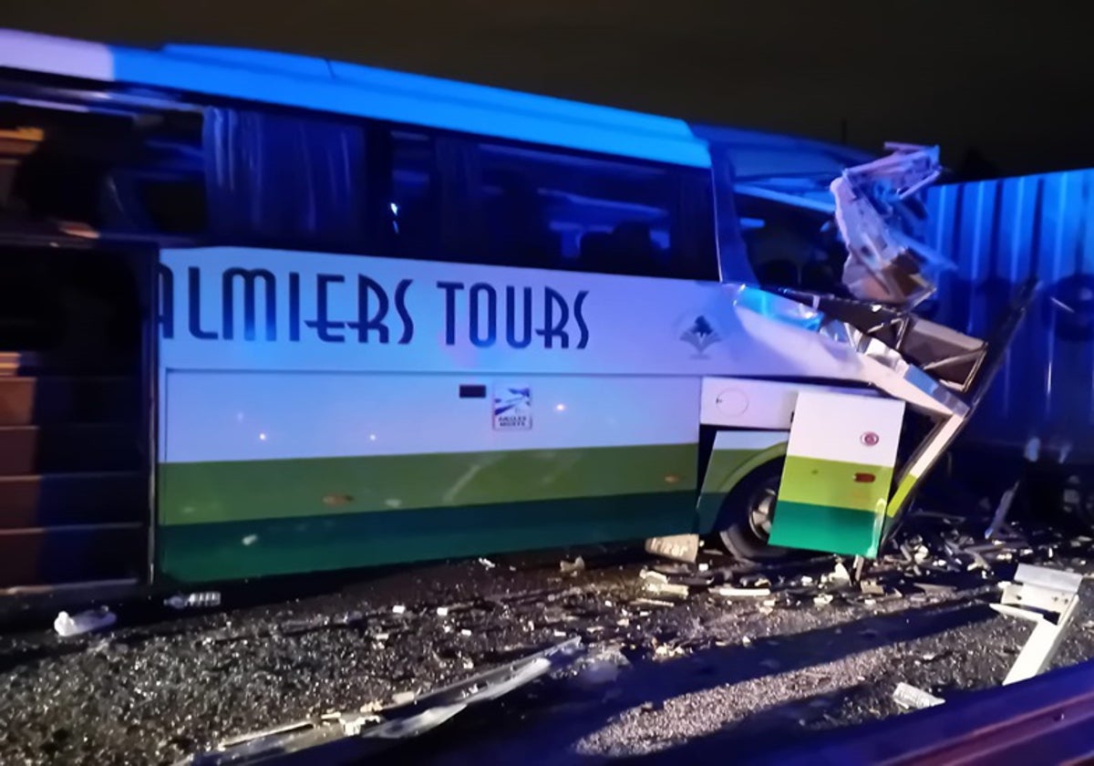 Así ha quedado el autobús tras el impacto con el camión