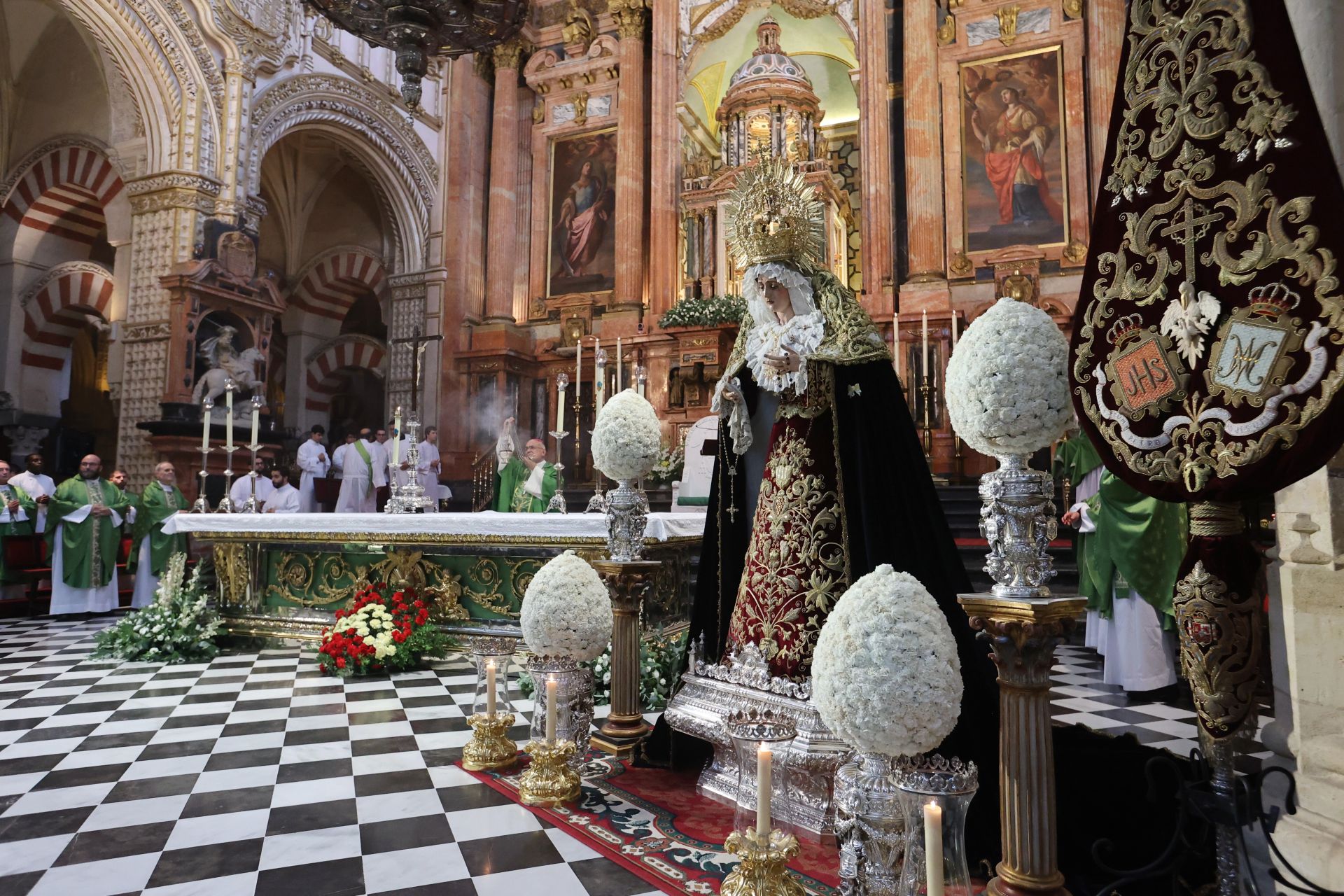 La solemne misa de acción de gracias del Dulce Nombre en la Catedral de Córdoba, en imágenes