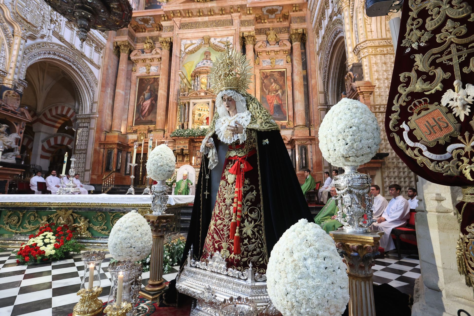 La solemne misa de acción de gracias del Dulce Nombre en la Catedral de Córdoba, en imágenes