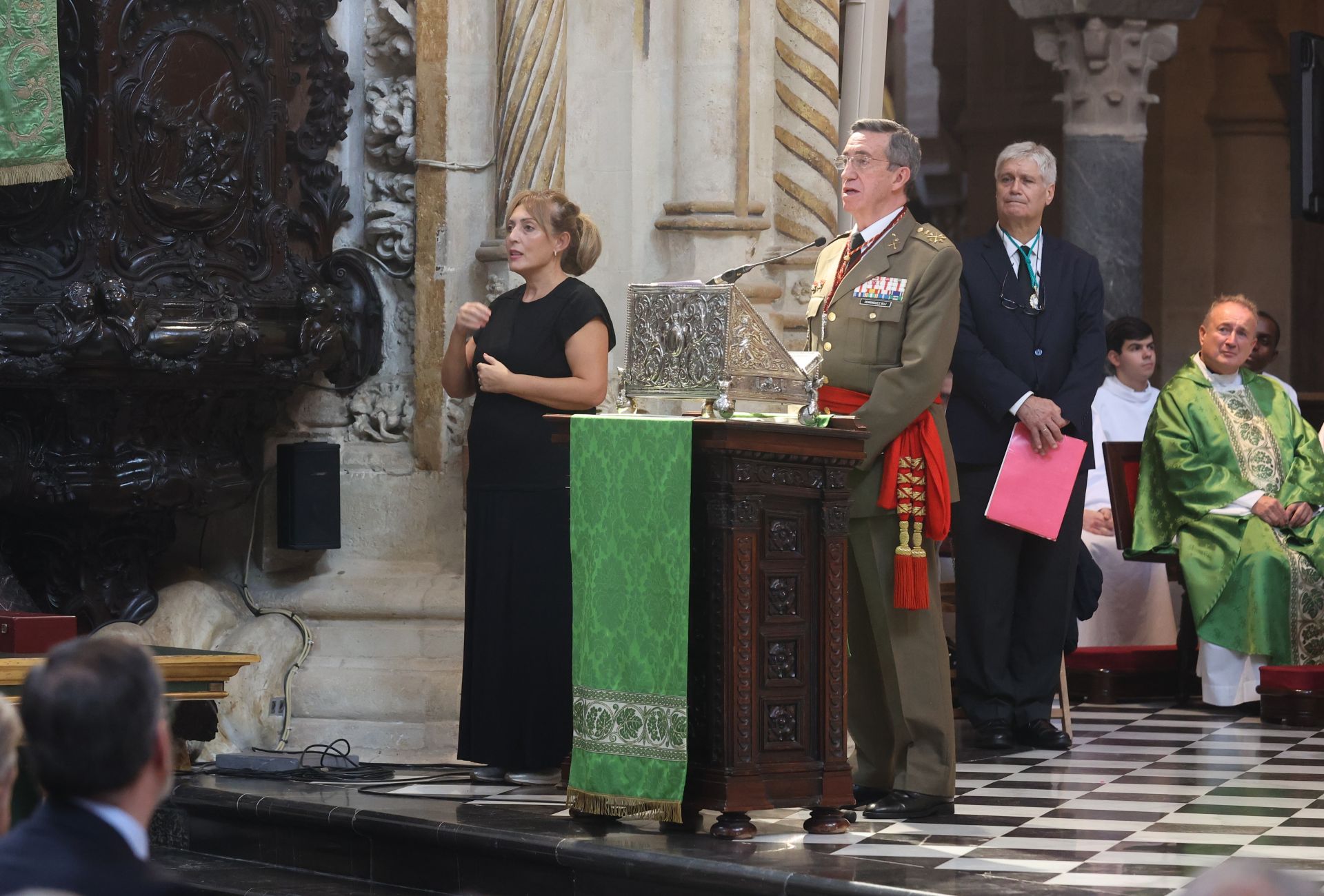 La solemne misa de acción de gracias del Dulce Nombre en la Catedral de Córdoba, en imágenes