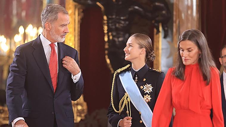 La Princesa sonría el Rey en presencia de su madre