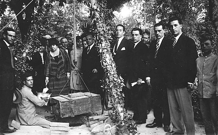 Imagen principal - Arriba, primera piedra del monumento que la ciudad de Cabra dedicó al inolvidable literato. Debajo, el autor egabrense en su despacho en una foto de 1880. A la derecha, su madre, Marquesa de la Paniega.