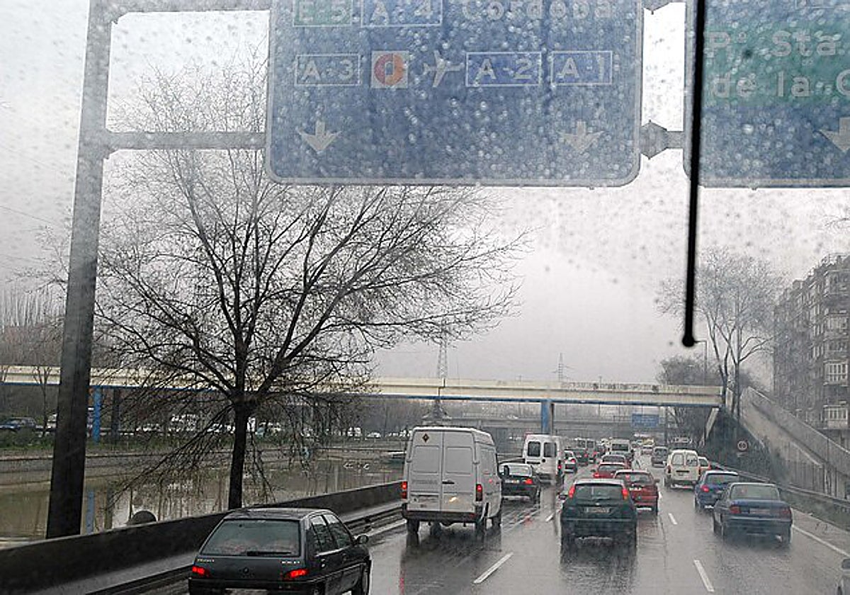 Una fuerte tromba de agua ha formado grandes balsas de agua entre Marbella y Estepona