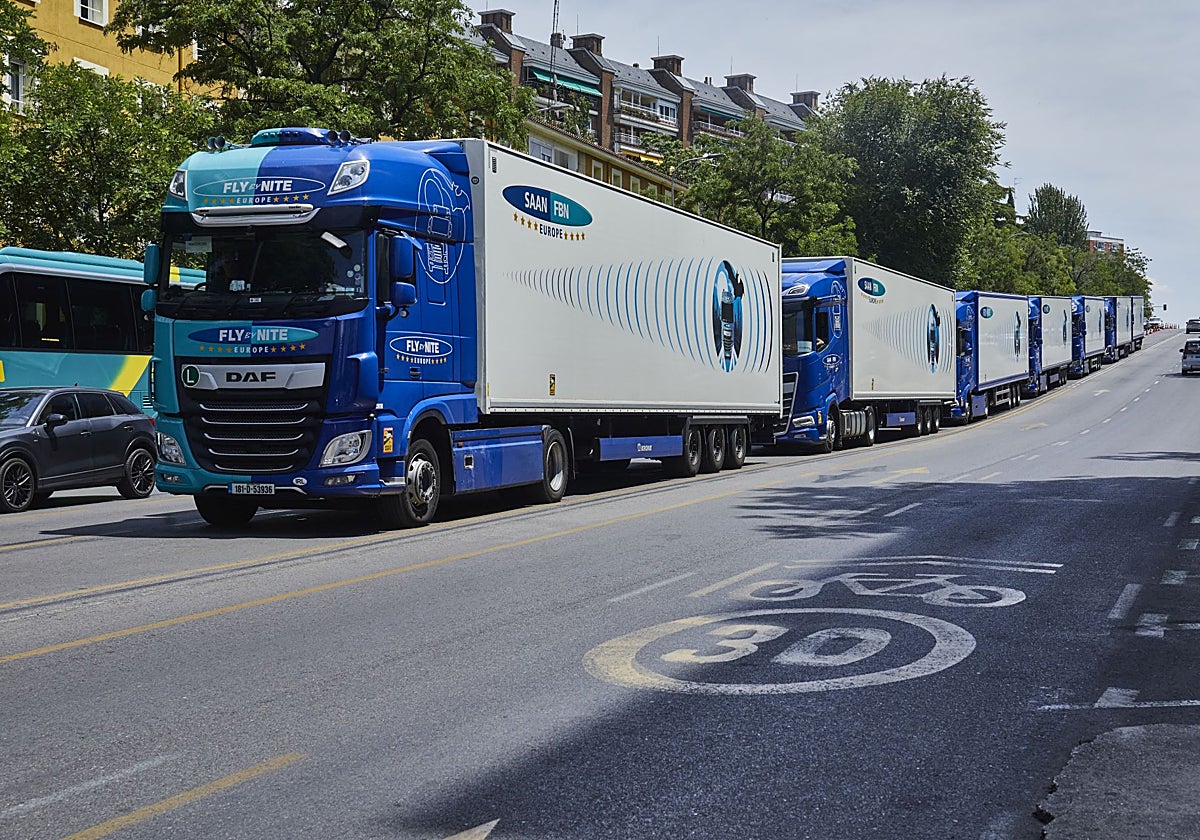 Camiones circulando por la capital