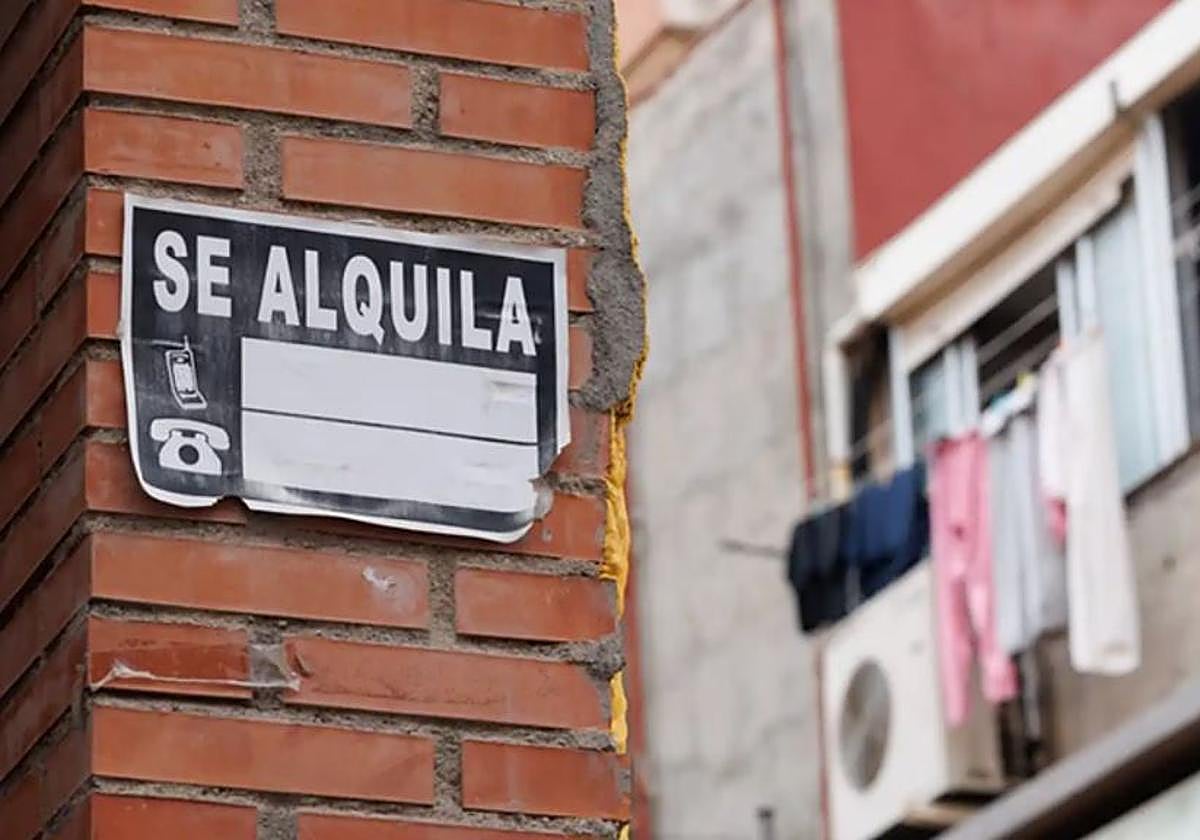 Cartel anunciador de una vivienda en alquiler