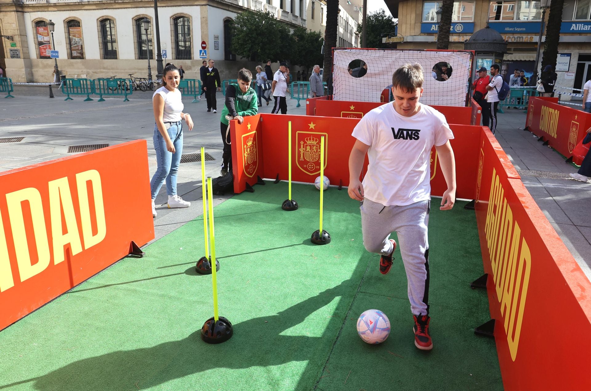 Fotos: la espectacular &#039;fan zone&#039; de la selección toma Las Tendillas