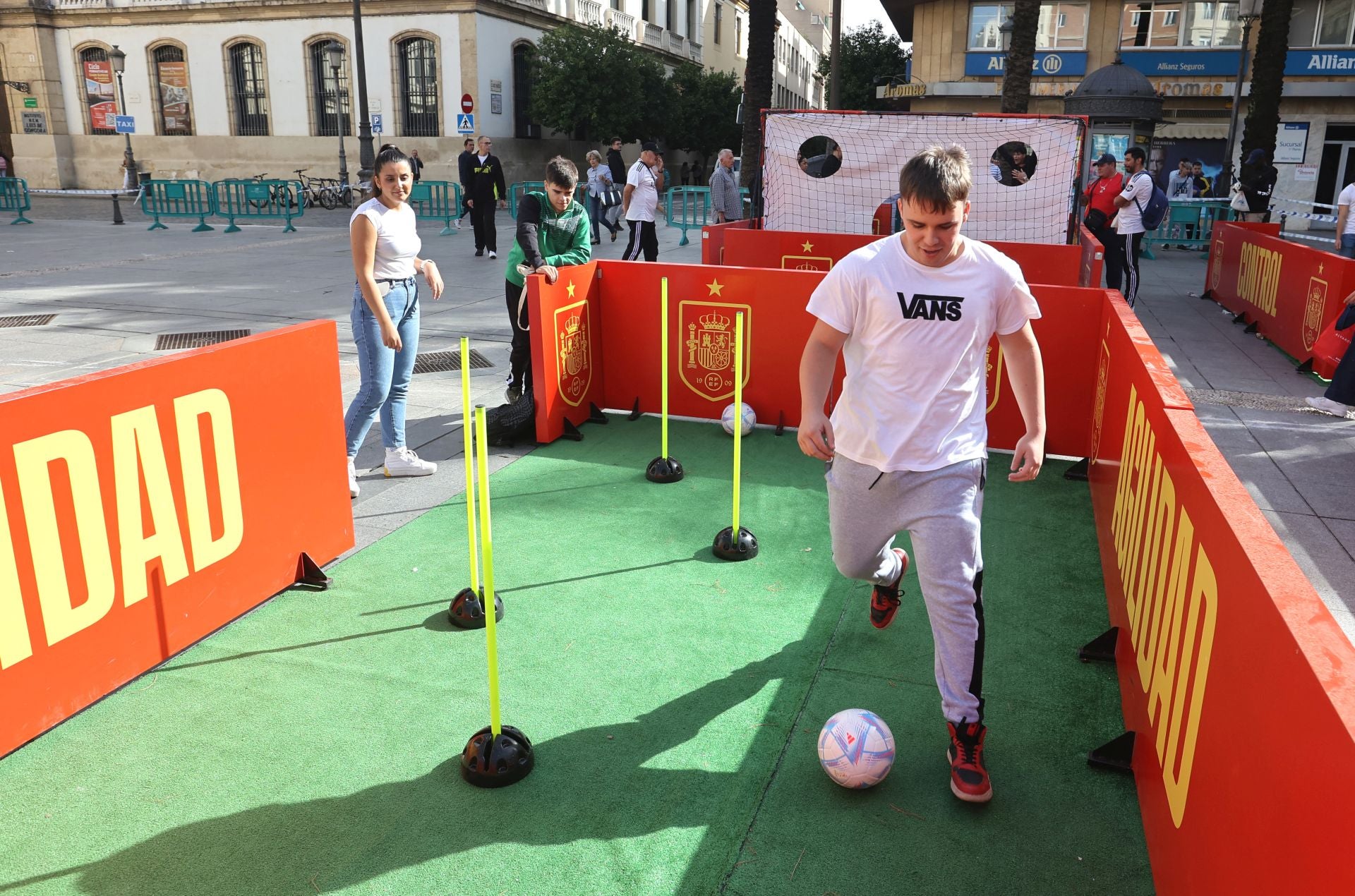 Fotos: la espectacular &#039;fan zone&#039; de la selección toma Las Tendillas
