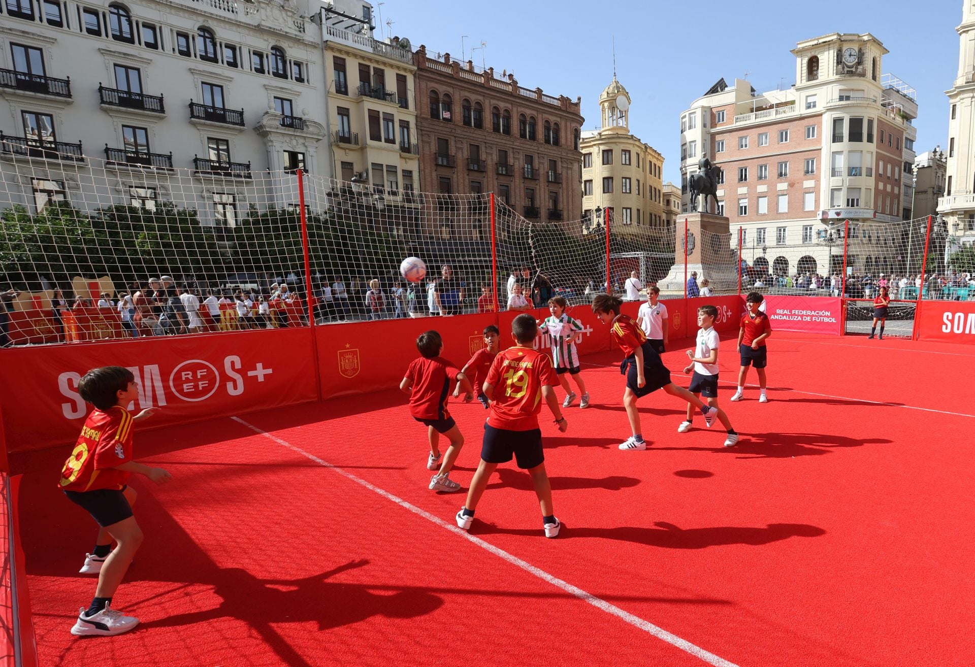 Fotos: la espectacular &#039;fan zone&#039; de la selección toma Las Tendillas