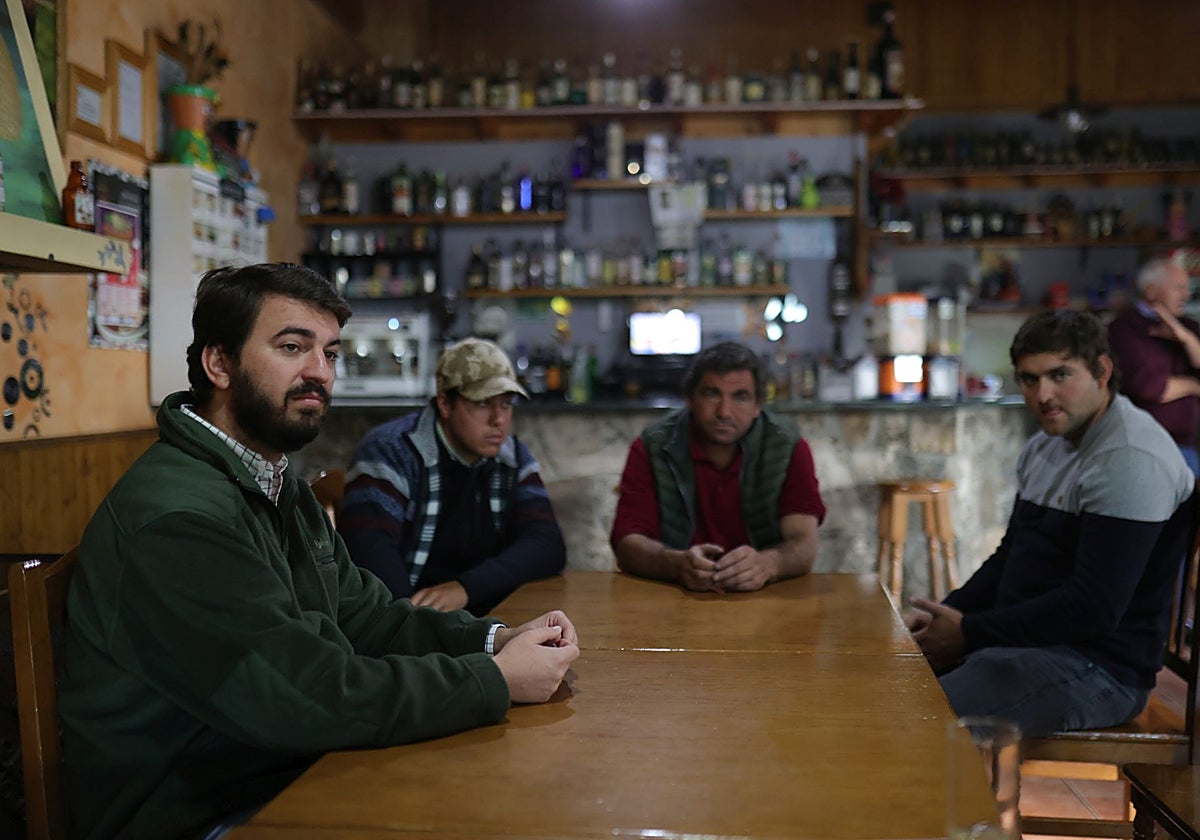 El portavoz de Vox en las Cortes, Juan García-Gallardo, con vecinos de San Justo, en la comarca zamorana de Sanabria
