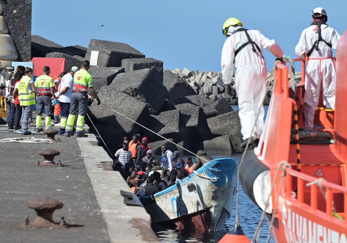 Salvamento Marítimo rescata una  embarcación en las proximidades de la isla de El Hierro