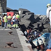 Un total de 270 migrantes, entre ellos ocho menores, han llegado a Canarias en las últimas horas