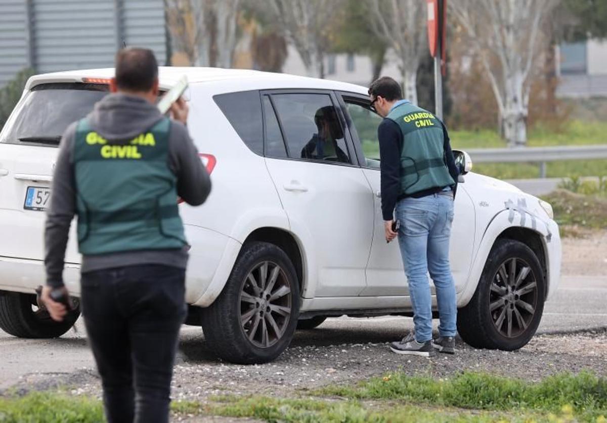 Agentes de la Guardia Civil en Puente Genil, en una imagen de archivo