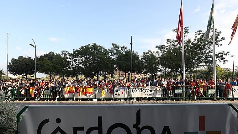 Imagen de parte de los aficionados congregados ante el hotel Cordoba Center para recibir a la selección