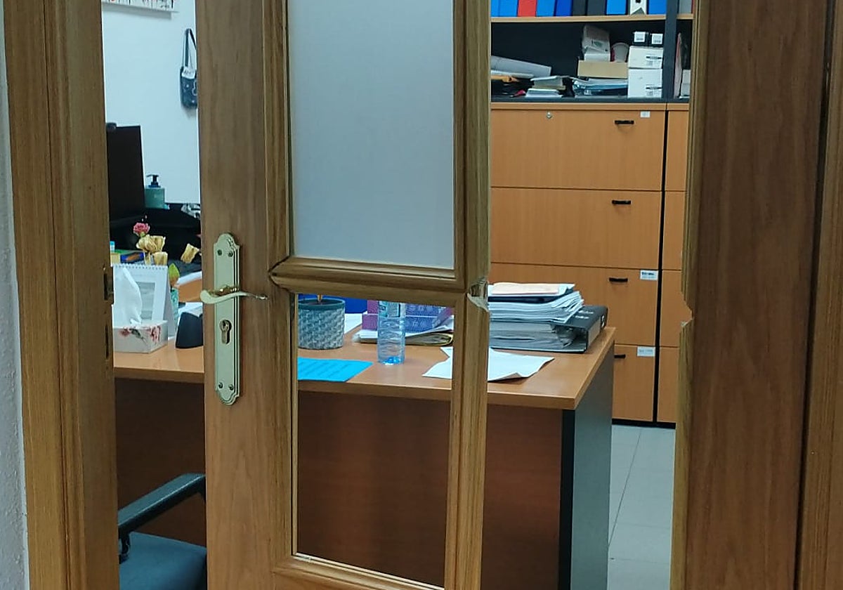 Los ladrones rompieron los cristales para acceder a los despachos