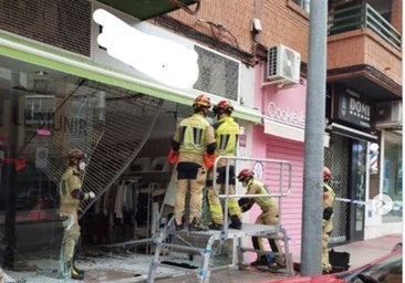 Un coche se empotra contra una tienda del barrio de Santa Teresa y destroza el escaparate