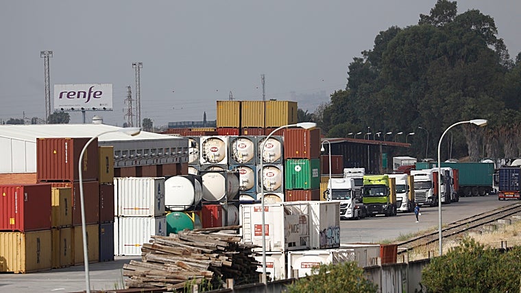 Contenedores de mercancías en la estación de El Higuerón