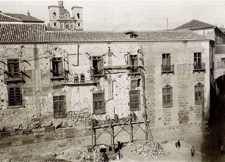 Aspecto de la plaza hacia 1950. Aún conservaba el esquema de 1863. La glorieta central ya aparece talada de árboles. En 1953 esta estampa cambiaría eliminando toda clase de elementos para dar plena visibilidad a la casa Consistorial, la Catedral y la residencia arzobispal. Archivo Municipal de Toledo