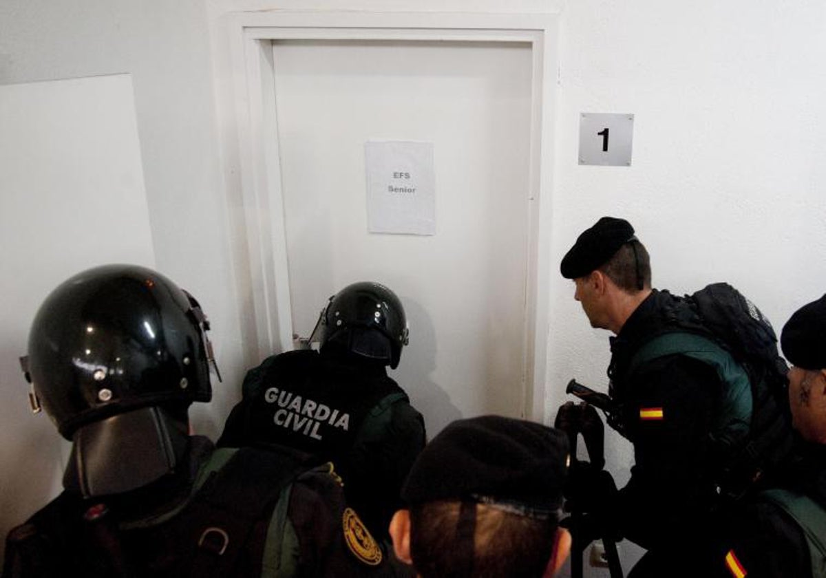 Guardias civiles, durante su actuación el 1-O, para tratar de impedir el reférenduim