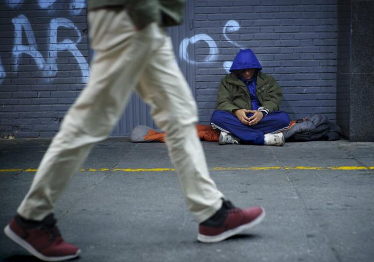 Omar, argentino de 46 años, se prepara para pasar la noche en un calle de Madrid