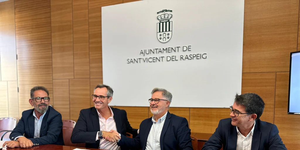 La Unión de Comparsas y Aguas de Alicante firman un acuerdo pionero para impulsar el 50 aniversario de los Moros y Cristianos de San Vicente