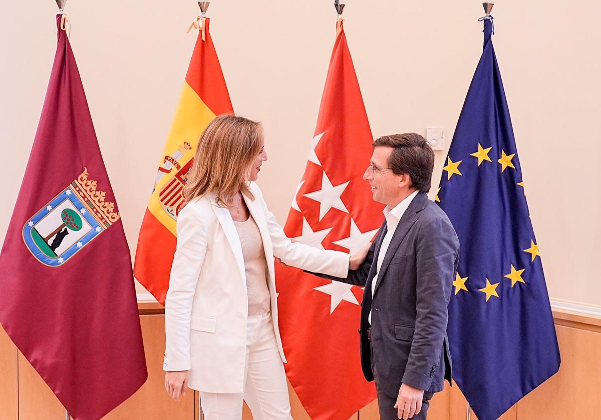 La alcaldesa de Alcorcón, Candelaria Testa, junto al alcalde de Madrid, Martínez-Almeida, este martes