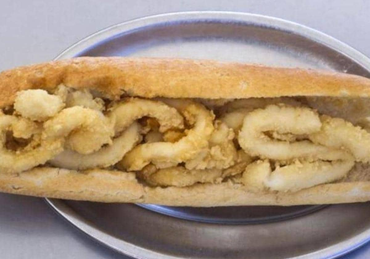 Degustando un bocadillo de calamares