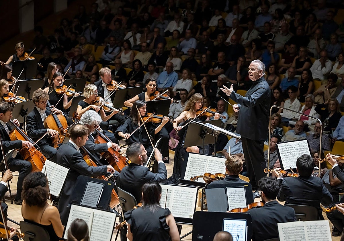 Imagen del director Mark Elder en el Palau de les Arts de Valencia