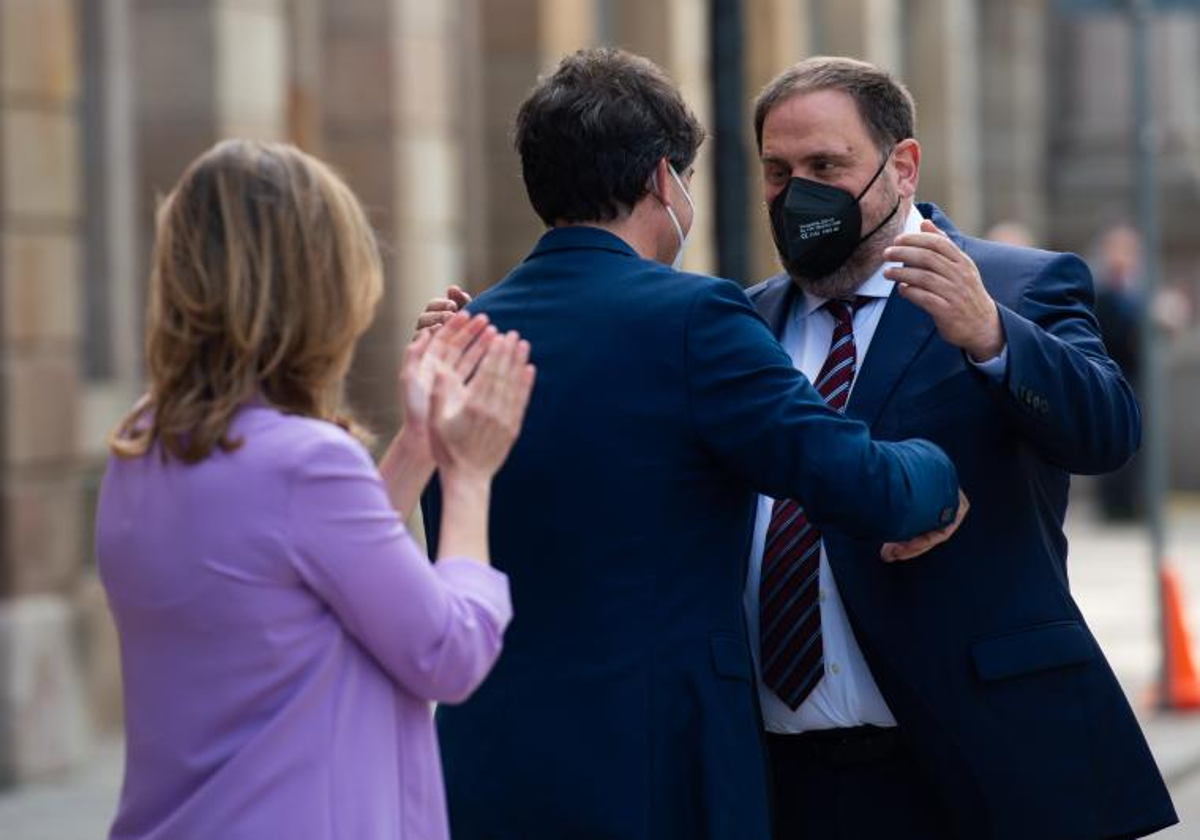 Sergi Sabrià se abraza con Oriol Junqueras, a las puertas del Parlamento de Cataluña, en 2021, poco antes del debate de investidura de Pere Aragonès