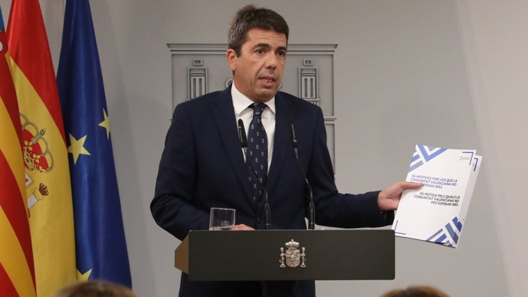 El presidente de la Generalitat Valenciana, Carlos Mazón, en Moncloa con el Estatuto de Autonomía en la mano