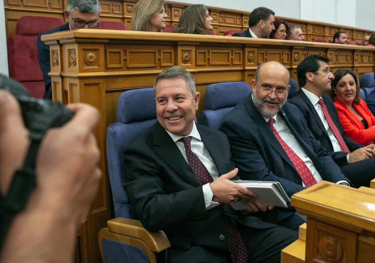 El presidente regional sonríe a los fotógrafos antes del inicio del pleno