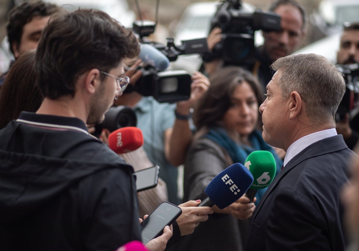 Page atiende a los medios de comunicación antes de entrar en el edificio de las Cortes regionales