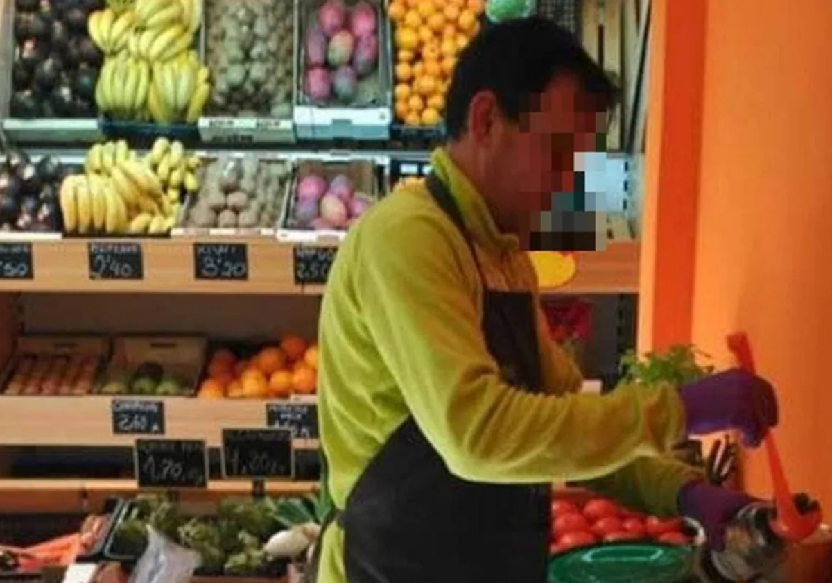 Cristóbal L. C., el 'Toba', en su frutería de Valdeavero