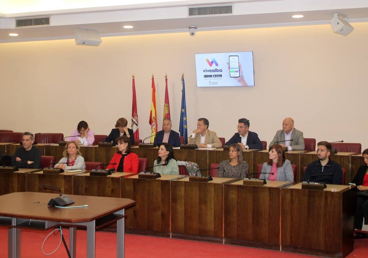 El salón de plenos del consistorio albaceteño acogió la presentación de la nueva 'app'