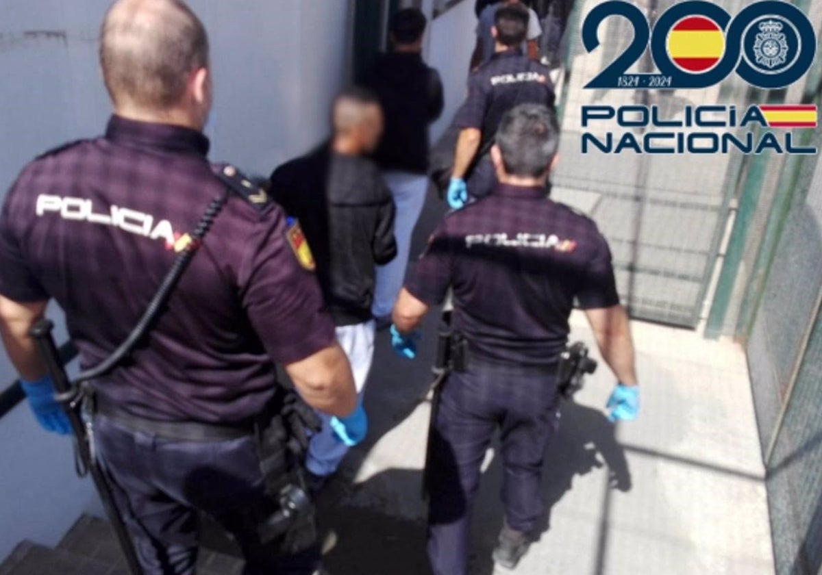 Agentes de la Policía Nacional, con el detenido