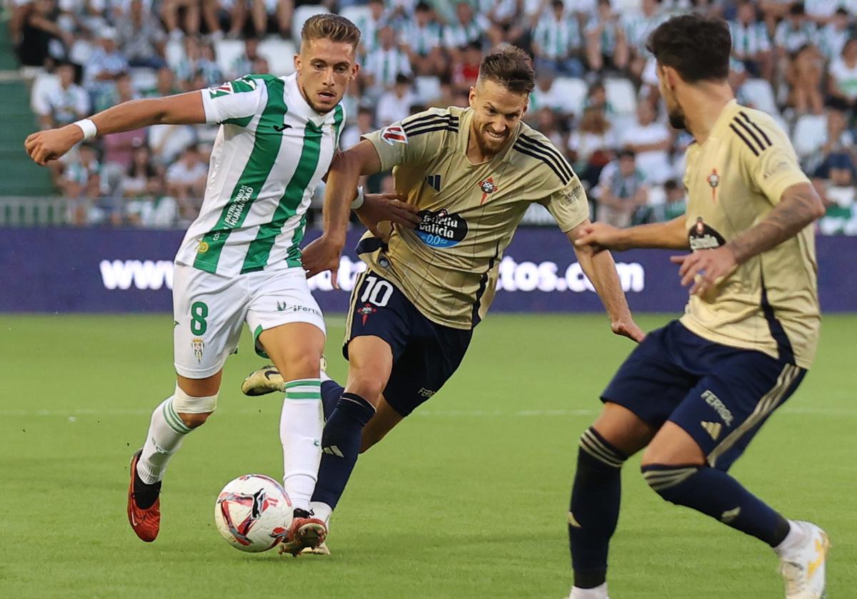 Isma Ruiz pelea con un rival en el Córdoba-Racing de Ferrol