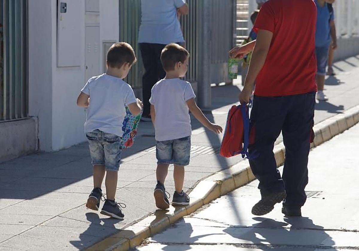 Dos niños en la puerta de su colegio