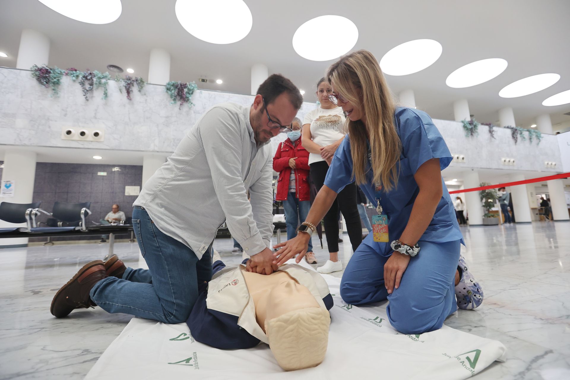 Una médico muestra cómo hacer la reanimación cardiopulmonaren el hospital Reina Sofía de Córdoba